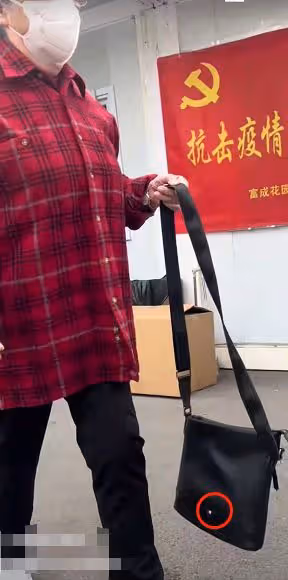 86歲李明啟街邊做核酸被偶遇,背破洞包太樸素,雙手合十感謝醫護