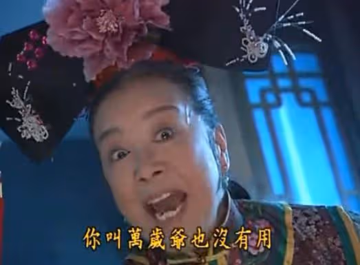 86歲李明啟街邊做核酸被偶遇,背破洞包太樸素,雙手合十感謝醫護