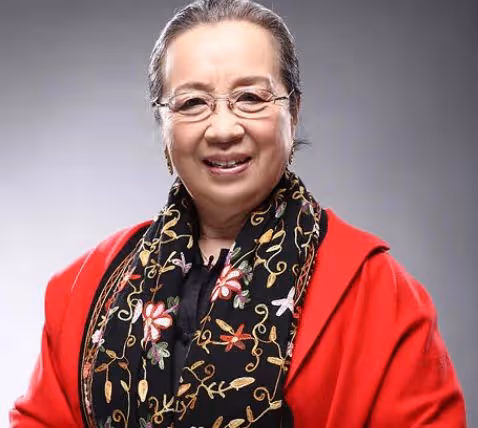 86歲李明啟街邊做核酸被偶遇,背破洞包太樸素,雙手合十感謝醫護