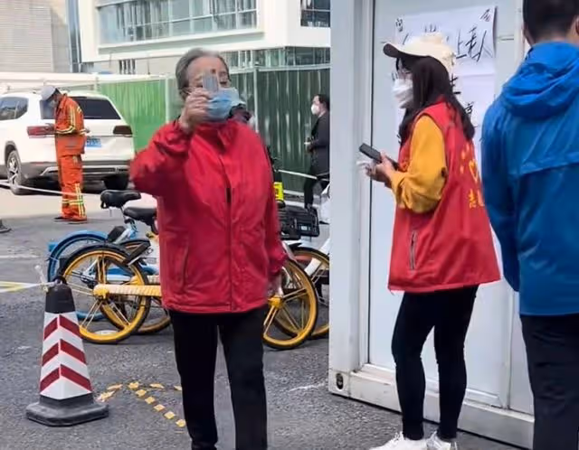 86歲李明啟街邊做核酸被偶遇,背破洞包太樸素,雙手合十感謝醫護