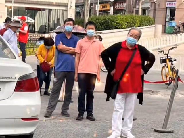 86歲李明啟街邊做核酸被偶遇,背破洞包太樸素,雙手合十感謝醫護