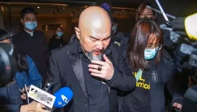劉真去世兩周年,辛龍發文背景依然是「妻子最愛的粉色」,走出愛人離世陰影,「12個字」寄託哀思:帶女兒開始新的生活