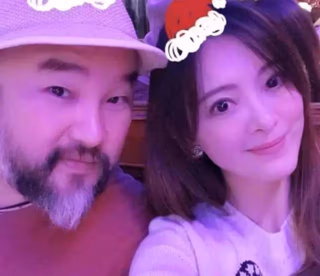 劉真去世兩周年,辛龍發文背景依然是「妻子最愛的粉色」,走出愛人離世陰影,「12個字」寄託哀思:帶女兒開始新的生活