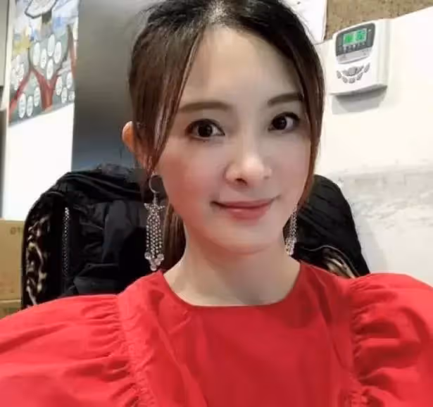 劉真去世兩周年,辛龍發文背景依然是「妻子最愛的粉色」,走出愛人離世陰影,「12個字」寄託哀思:帶女兒開始新的生活