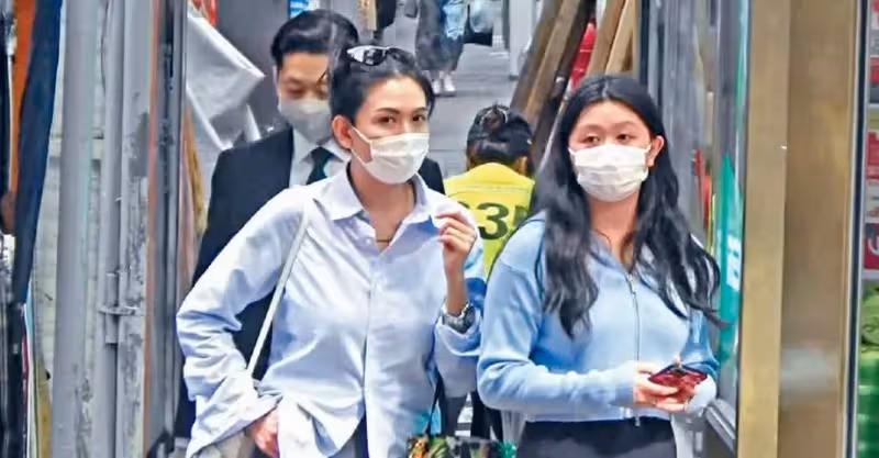 邱淑貞與二女兒逛街引關注!17歲沈日身材太高挑,卷髪超顯氣質