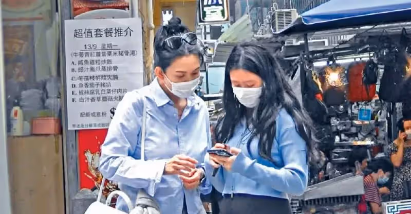邱淑貞與二女兒逛街引關注!17歲沈日身材太高挑,卷髪超顯氣質