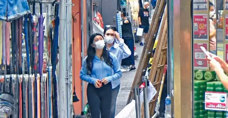 邱淑貞與二女兒逛街引關注!17歲沈日身材太高挑,卷髪超顯氣質