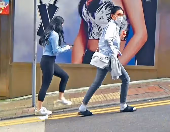 邱淑貞與二女兒逛街引關注!17歲沈日身材太高挑,卷髪超顯氣質