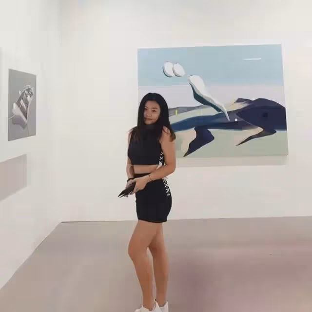 邱淑貞與二女兒逛街引關注!17歲沈日身材太高挑,卷髪超顯氣質