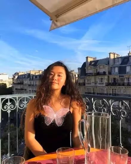 邱淑貞與二女兒逛街引關注!17歲沈日身材太高挑,卷髪超顯氣質