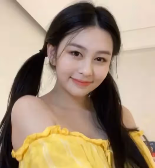 邱淑貞與二女兒逛街引關注!17歲沈日身材太高挑,卷髪超顯氣質