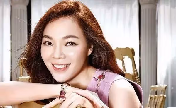 「34歲曾馨瑩」憑什麼能打敗劉嘉玲和林志玲成「鴻海老闆娘」,嫁大24歲郭總「6年生3娃」母憑子貴:堪稱最大贏家