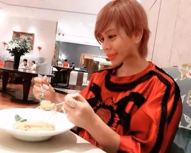 26歲男子整容40次變外星人,被多名富婆「供養」月入500萬