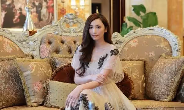 「豪門太太」吳佩慈豪宅太奢華!衣帽間里全是粉色包包,書房裝修像個圖書館,網友:老公太寵她了
