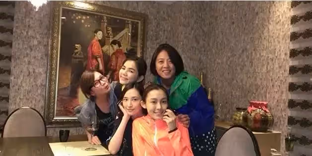 「豪門太太」吳佩慈豪宅太奢華!衣帽間里全是粉色包包,書房裝修像個圖書館,網友:老公太寵她了