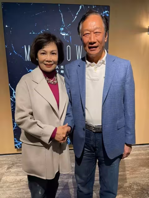 沒錢沒地沒廠房!郭台銘「難忘貴人伸援手」多年後同框,「最謝高齡母」為子籌10萬