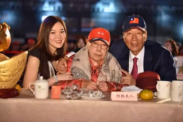 沒錢沒地沒廠房!郭台銘「難忘貴人伸援手」多年後同框,「最謝高齡母」為子籌10萬