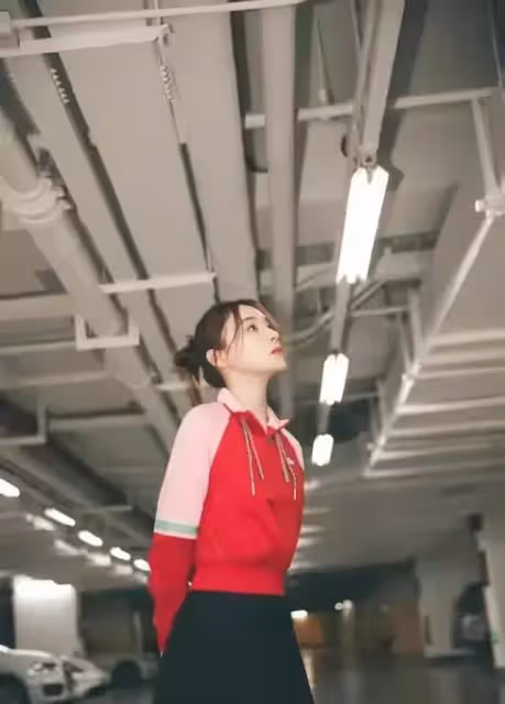 袁姍姍與年輕男子同一社區出行,男方貌似鄧倫