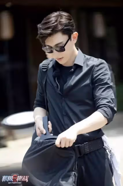 袁姍姍與年輕男子同一社區出行,男方貌似鄧倫