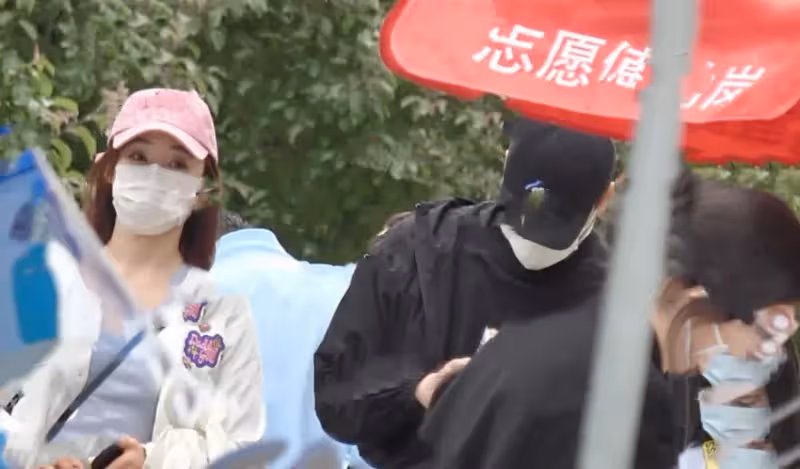 袁姍姍與年輕男子同一社區出行,男方貌似鄧倫