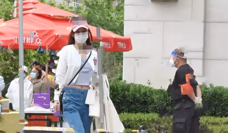 袁姍姍與年輕男子同一社區出行,男方貌似鄧倫