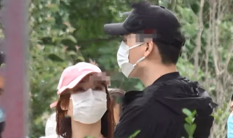 袁姍姍與年輕男子同一社區出行,男方貌似鄧倫