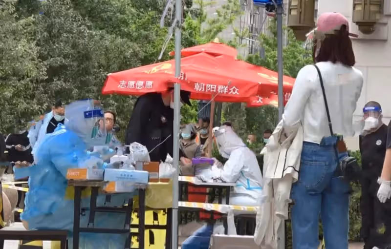 袁姍姍與年輕男子同一社區出行,男方貌似鄧倫