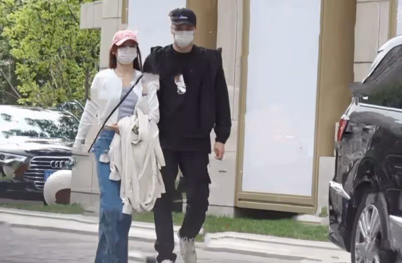 袁姍姍與年輕男子同一社區出行,男方貌似鄧倫