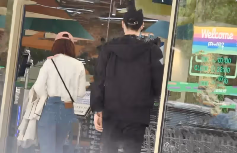 袁姍姍與年輕男子同一社區出行,男方貌似鄧倫
