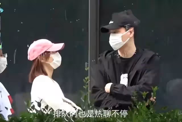 袁姍姍與年輕男子同一社區出行,男方貌似鄧倫