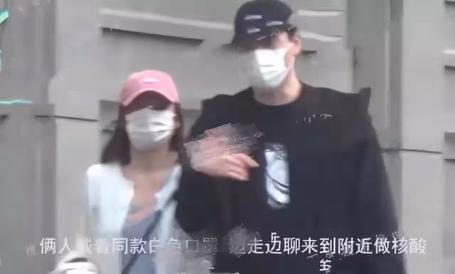 袁姍姍與年輕男子同一社區出行,男方貌似鄧倫