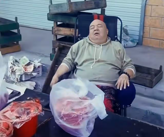 49歲謝寧轉行擺地攤賣草莓，身上衣服滿是污漬，懇求路人照顧生意