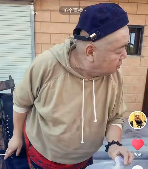 49歲謝寧轉行擺地攤賣草莓，身上衣服滿是污漬，懇求路人照顧生意