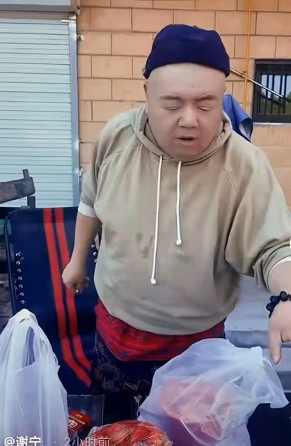 49歲謝寧轉行擺地攤賣草莓，身上衣服滿是污漬，懇求路人照顧生意