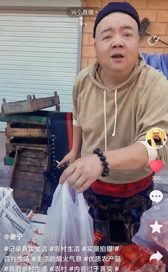 49歲謝寧轉行擺地攤賣草莓，身上衣服滿是污漬，懇求路人照顧生意