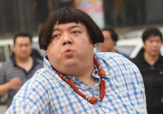 49歲謝寧轉行擺地攤賣草莓，身上衣服滿是污漬，懇求路人照顧生意