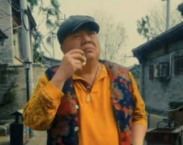 49歲謝寧轉行擺地攤賣草莓，身上衣服滿是污漬，懇求路人照顧生意