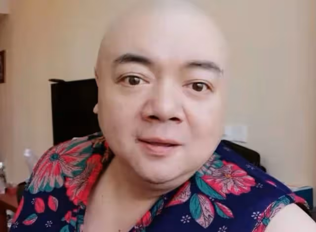 49歲謝寧轉行擺地攤賣草莓，身上衣服滿是污漬，懇求路人照顧生意