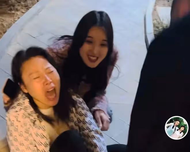 草帽姐腳骨折又摔跤，半夜坐小區里大哭動彈不得，兒媳在旁笑嘻嘻