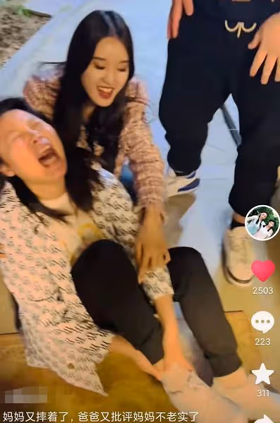 草帽姐腳骨折又摔跤，半夜坐小區里大哭動彈不得，兒媳在旁笑嘻嘻