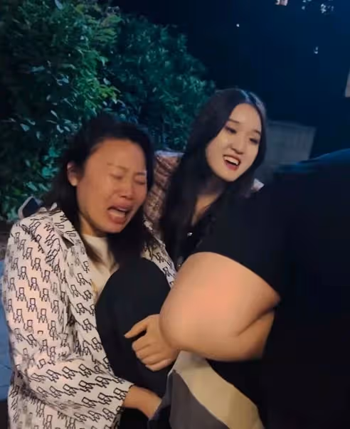 草帽姐腳骨折又摔跤，半夜坐小區里大哭動彈不得，兒媳在旁笑嘻嘻