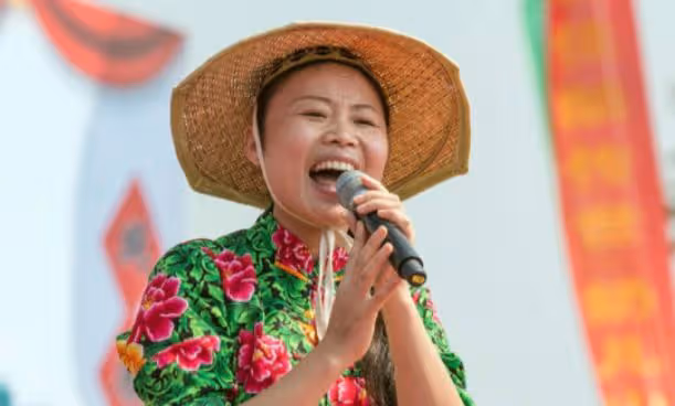 草帽姐腳骨折又摔跤，半夜坐小區里大哭動彈不得，兒媳在旁笑嘻嘻