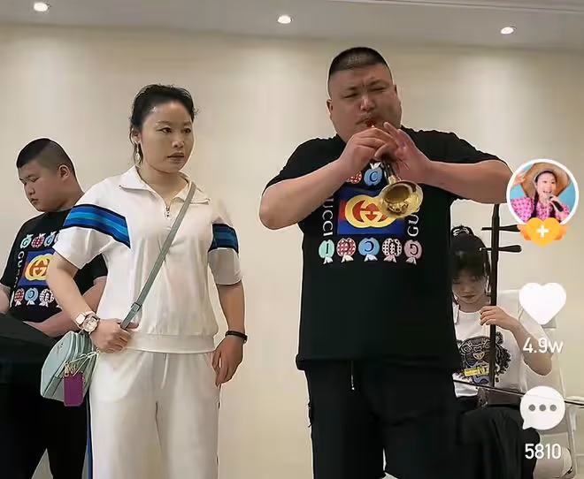 草帽姐腳骨折又摔跤，半夜坐小區里大哭動彈不得，兒媳在旁笑嘻嘻