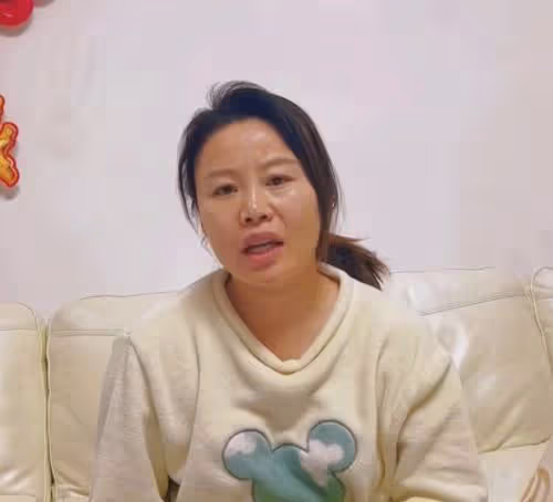 草帽姐腳骨折又摔跤，半夜坐小區里大哭動彈不得，兒媳在旁笑嘻嘻
