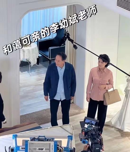64歲李幼斌現身商場無人識，身形佝僂老態明顯，打扮低調太接地氣