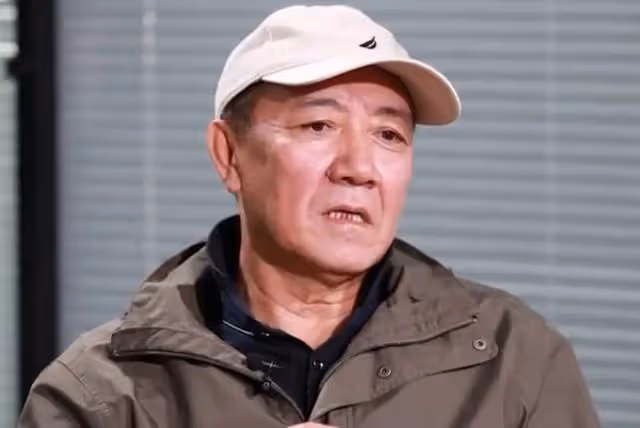 64歲李幼斌現身商場無人識，身形佝僂老態明顯，打扮低調太接地氣