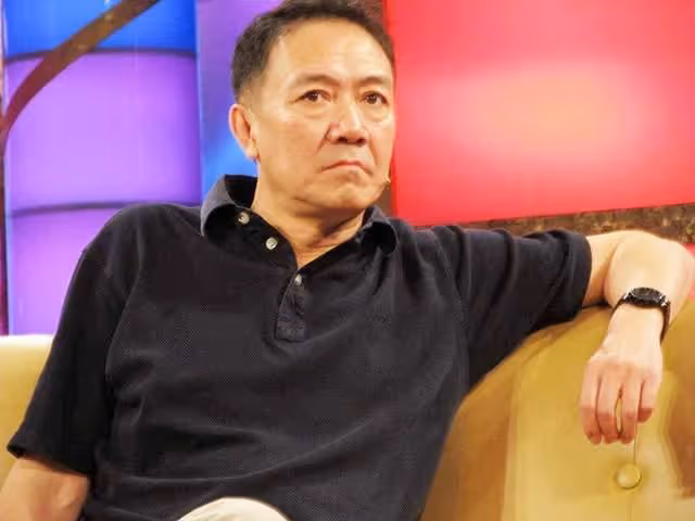 64歲李幼斌現身商場無人識，身形佝僂老態明顯，打扮低調太接地氣