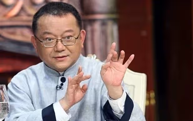 王剛終於不再迴避，回應8年前砸2億古董一事，網友：早點說就好了