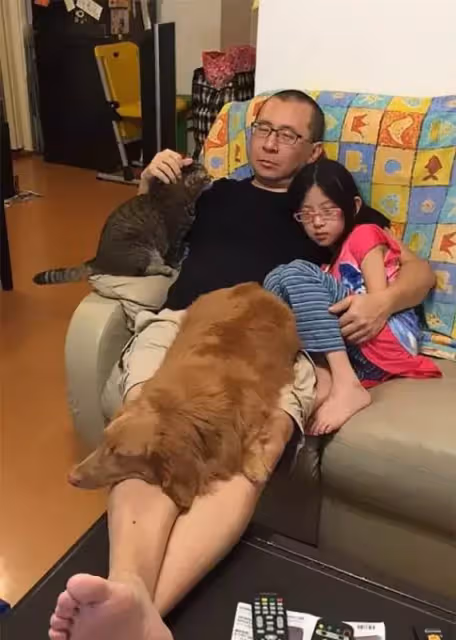 最好的愛是陪伴!媽媽連拍10年「爸爸抱女兒」溫馨畫面成「最棒成長照」,細節催淚:無可取代的珍貴回憶!