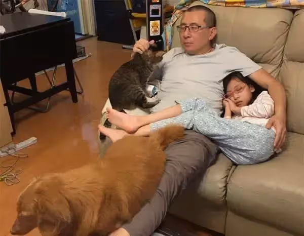 最好的愛是陪伴!媽媽連拍10年「爸爸抱女兒」溫馨畫面成「最棒成長照」,細節催淚:無可取代的珍貴回憶!